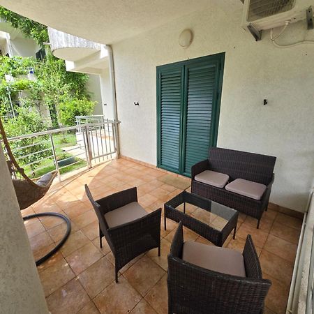 Roman Garden Apartment Рисан Екстериор снимка