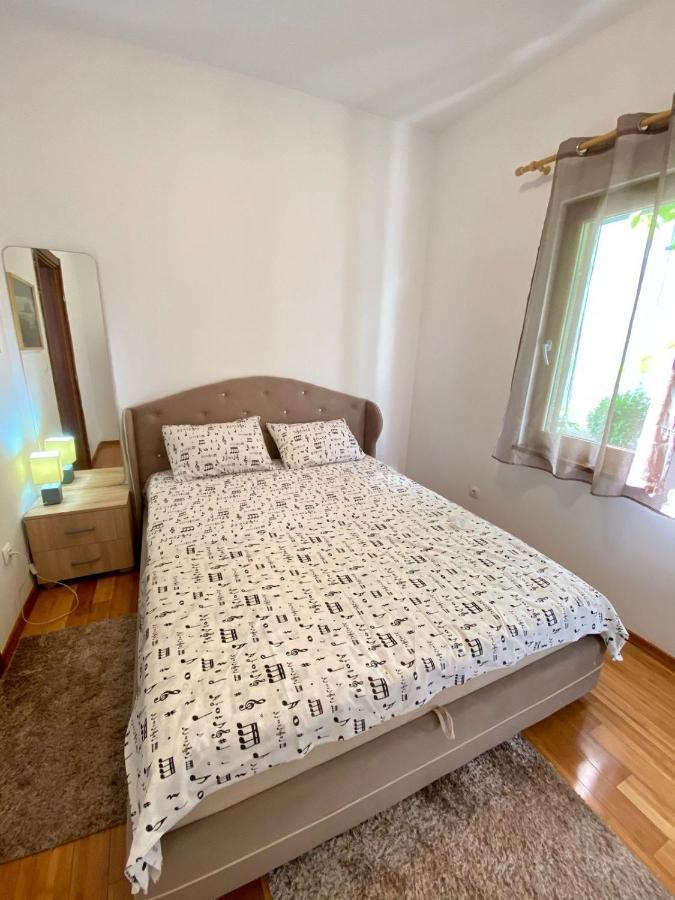 Roman Garden Apartment Рисан Екстериор снимка