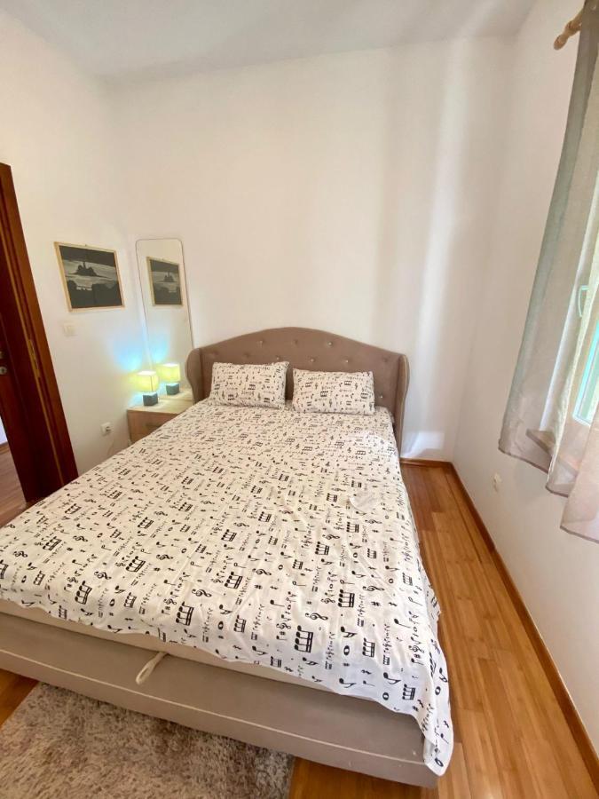 Roman Garden Apartment Рисан Екстериор снимка