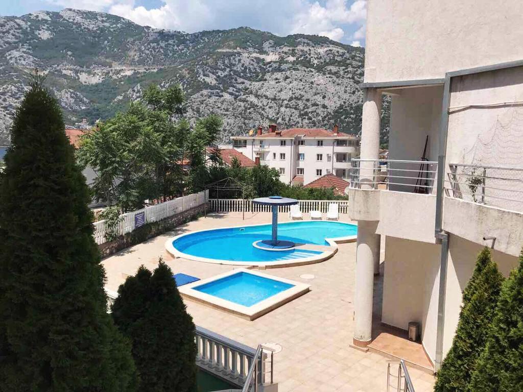 Roman Garden Apartment Рисан Екстериор снимка